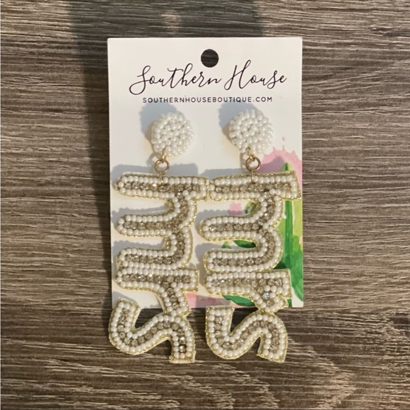 NWT bridal shower bachelorette party bride MRS earrings. Sparkly and lightweight - Picture 2 of 4